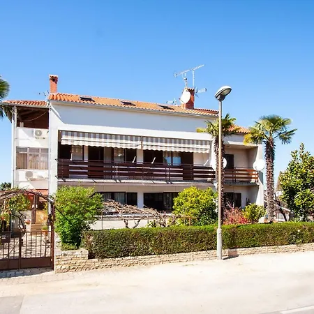 Appartement Nola By Rent Istria